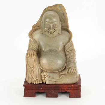 Mramorová soška sedícího Buddhy 