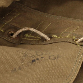 Vojenský batoh khaki barvy