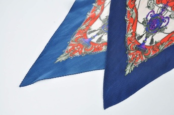 Dámský šátek s ornamentem karafy