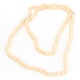 Dlouhý náhrdelník z umělých perel