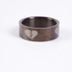 Ocelový prsten tmavý vzor srdce 20 mm
