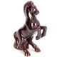 Vzpínající se kůň z keramiky