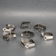 7 kusů kovových čtvercových držáků 