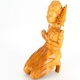 Dřevěná soška Klečící postava